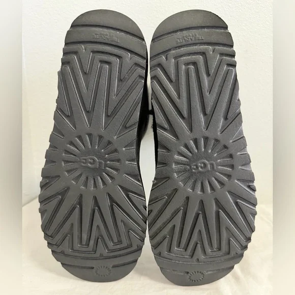 Ugg Classic Short ll chestnut boots black size 10 - Picture 7 of 9